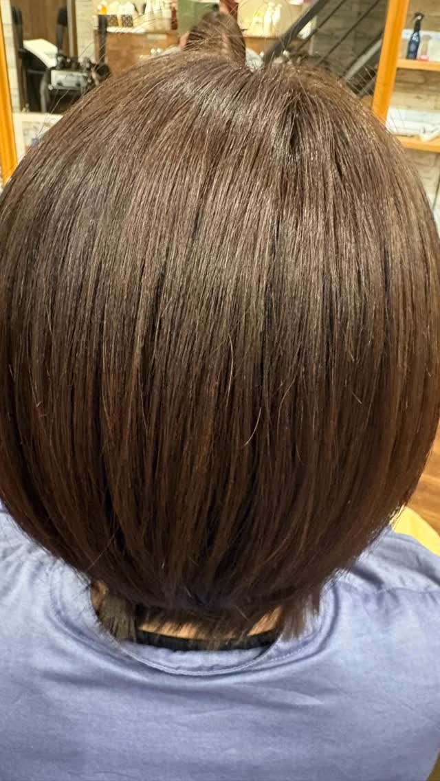 首元をスッキリさせて小顔効果になるレイヤーヘアは、いかがです