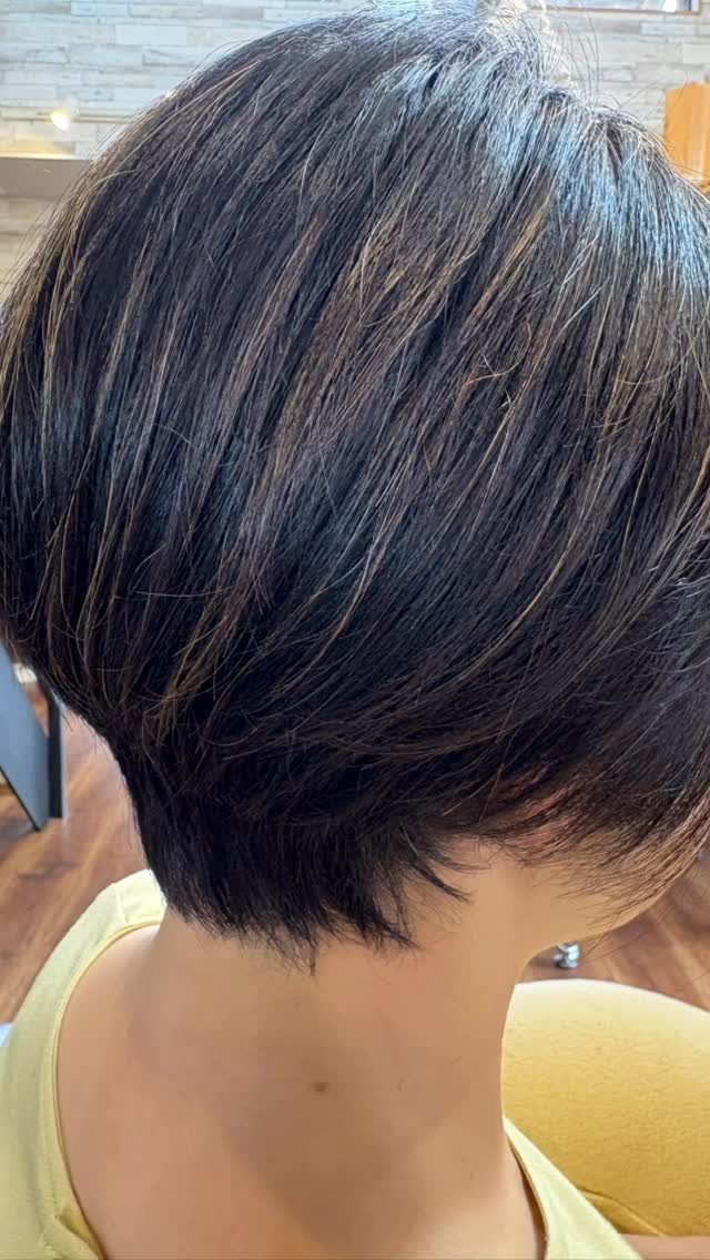 トップにボリュームを出して襟足をスッキリするショートグラデー