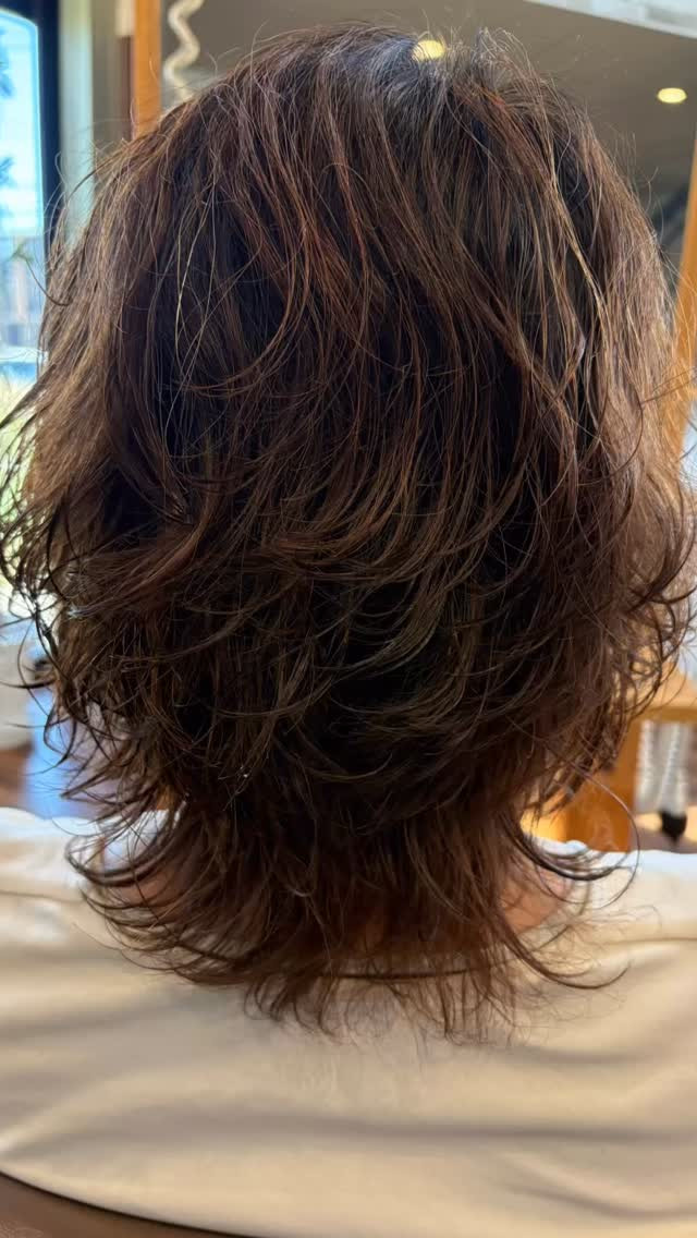 この秋、トレンドのウルフカットに挑戦してみてはいかがでしょう