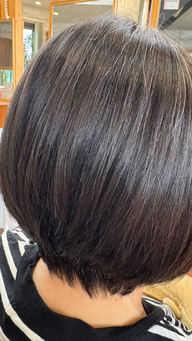 常連のお客様！今回は、いつもより襟足を伸びた分以上短くスッキ