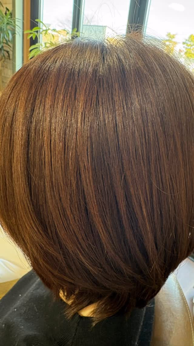 本日のヘアスタイルは、レイヤーヘアをご紹介！トップふんわり毛