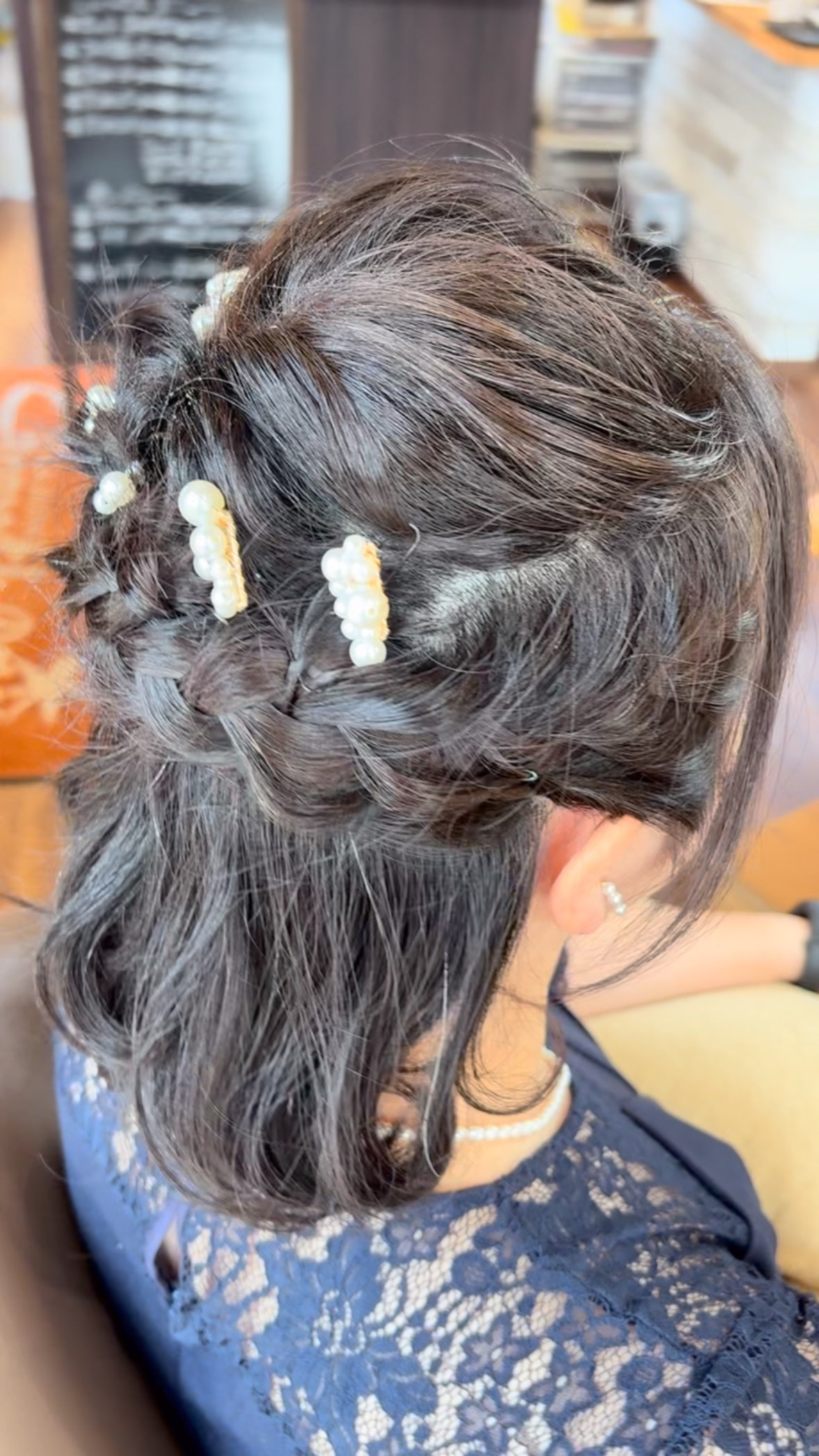 結婚式や特別なお祝いの日には、華やかでありながらも上品なヘア