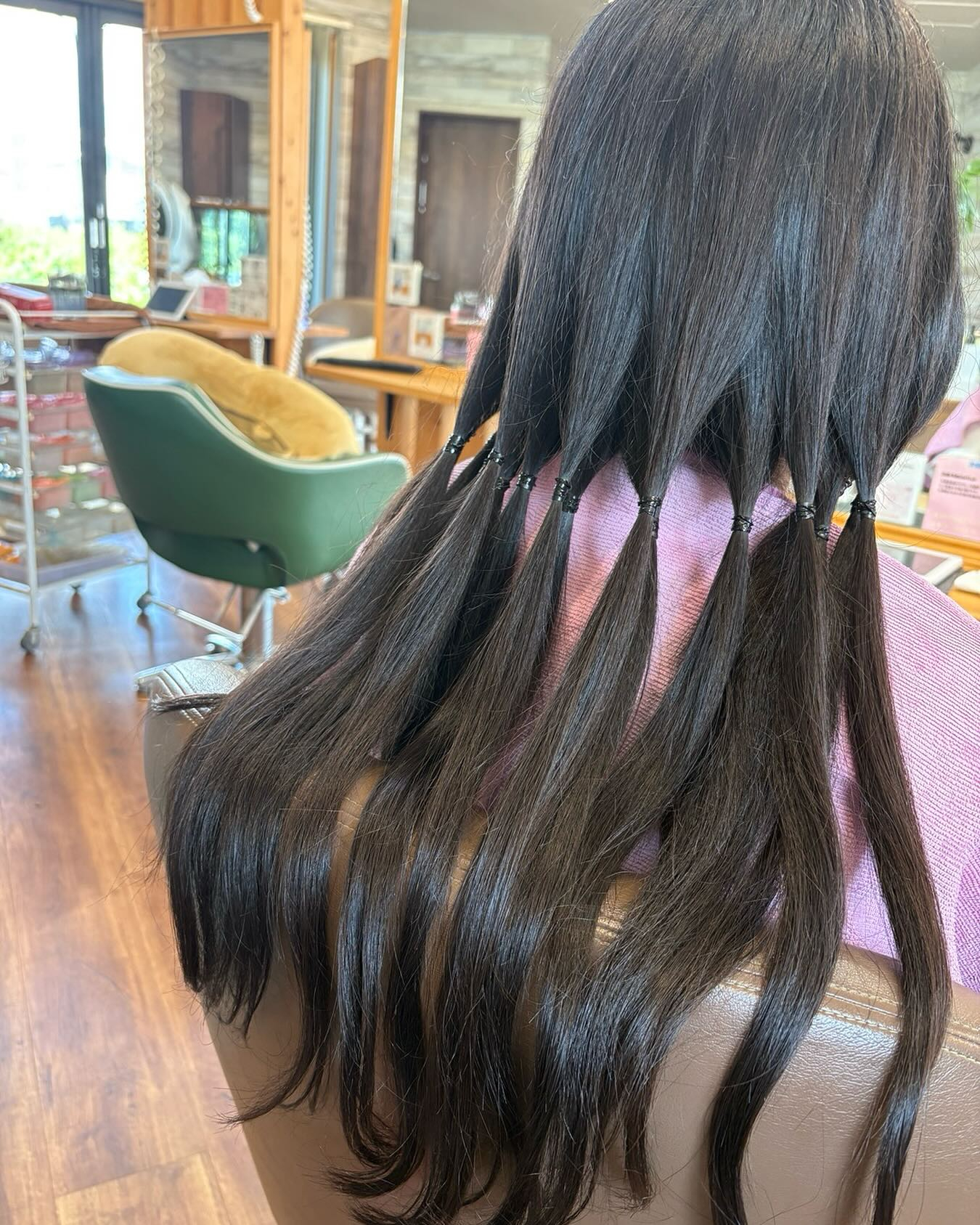 ヘアドネーションは、病気や事故などで髪を失った方々にウィッグ