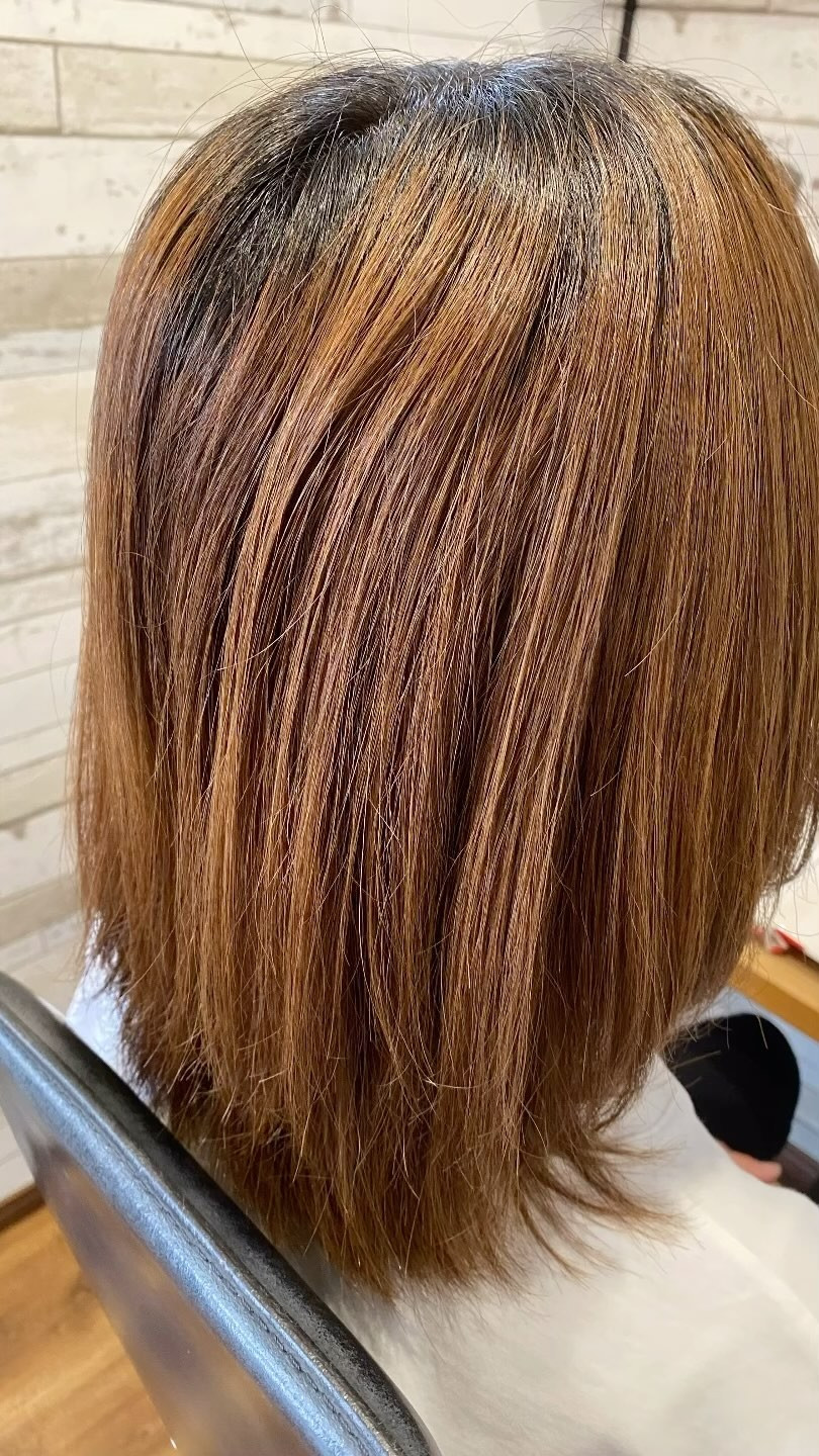 外ハネのヘアスタイルは、その軽やかさと遊び心のある動きが魅力
