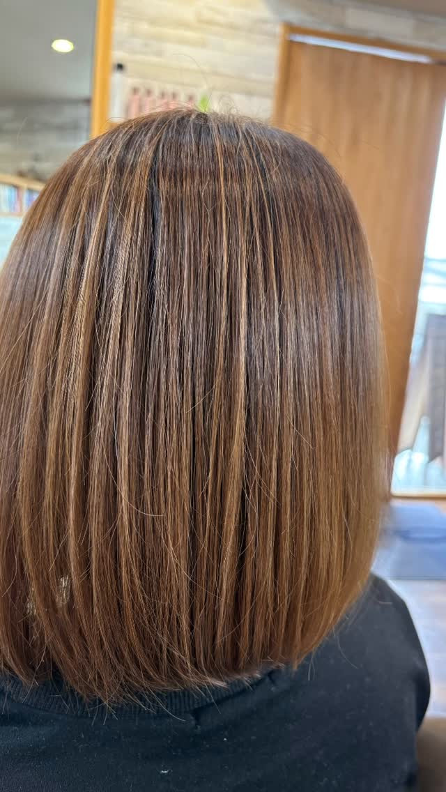 前下がりのボブヘアは、クラシックでありながらモダンなスタイル