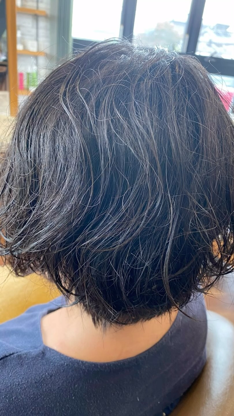 天然パーマやくせ毛の方には、クリーム系のスタイリング剤がおす