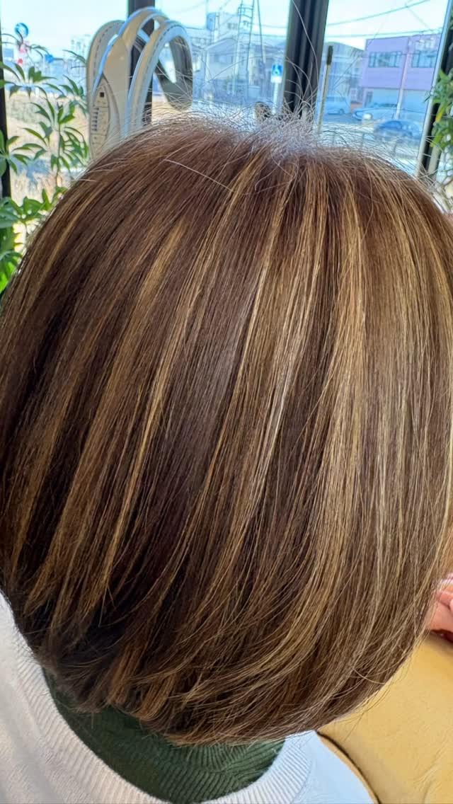 ハイライト増やしました根元は、明るめの白髪染めをしてます