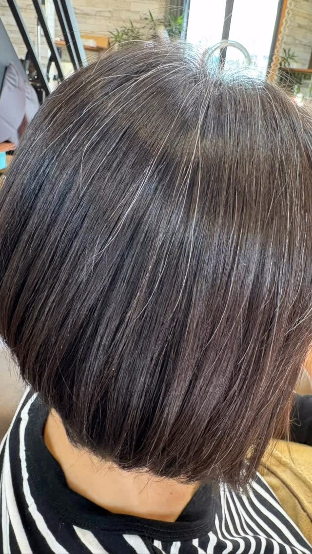 前下がりのグラデーションボブヘアは、小顔効果もあり少しのくせ