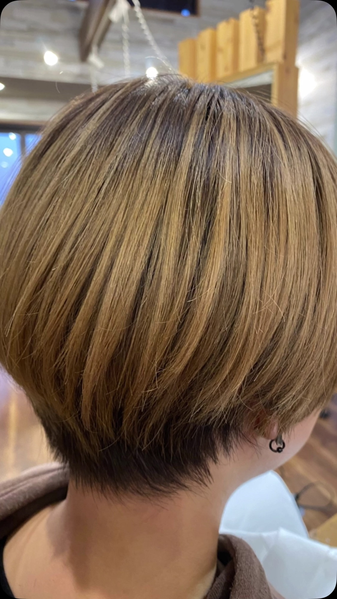 こちらは、マッシュショートヘアをレザーカットで魅力を最大限に