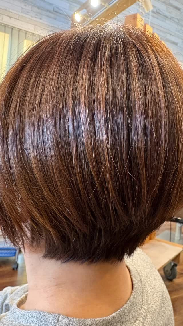 この時期には、マフラーが必需品だと思いますが襟足をスッキリと