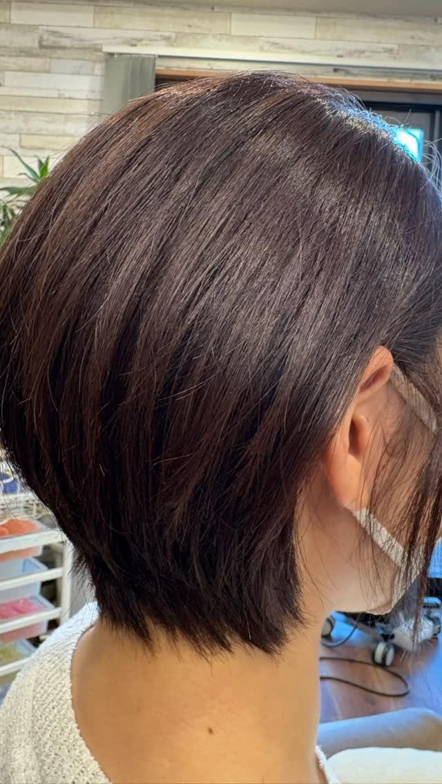 ミディアムヘアからショートヘアへ変身！！襟足にくせ毛あるので